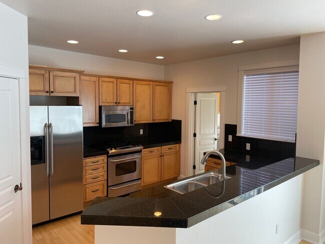 Foto del edificio - Beautiful Townhome in The Bluffs at the Old Mill District