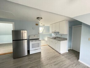 Building Photo - 221 Calef Rd