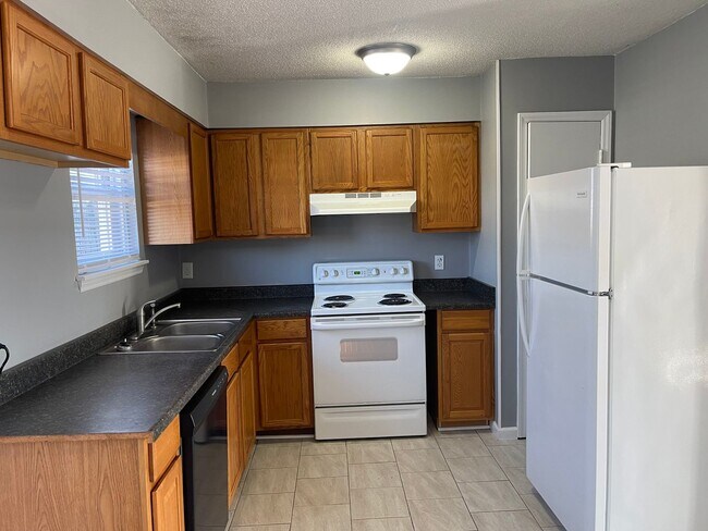 Building Photo - Beautiful 3 Bed, 1 Bath Convenient Location Mins From Hospital and Shopping
