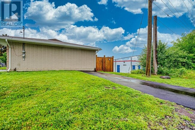 Building Photo - 1149 Parisien St