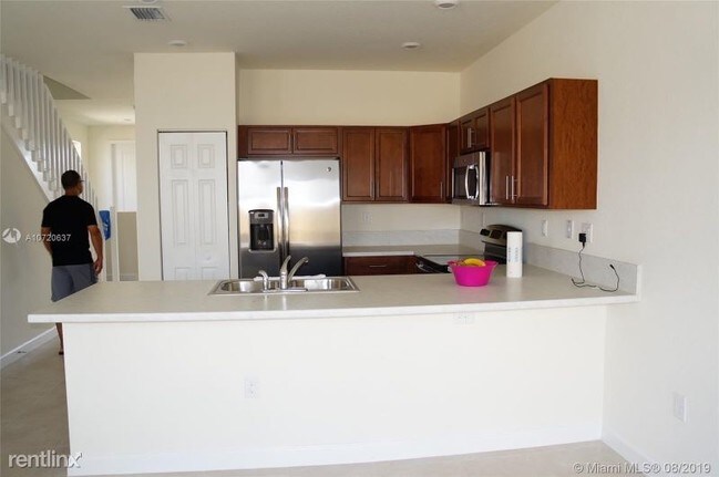 Building Photo - 3 br, 2.5 bath Townhome - 24820 sw 116th ave