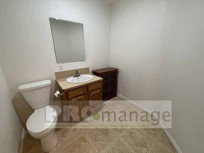 Foto del edificio - 3 Bed / 2.5 Bath Town Home w/ 2 Car Garage...