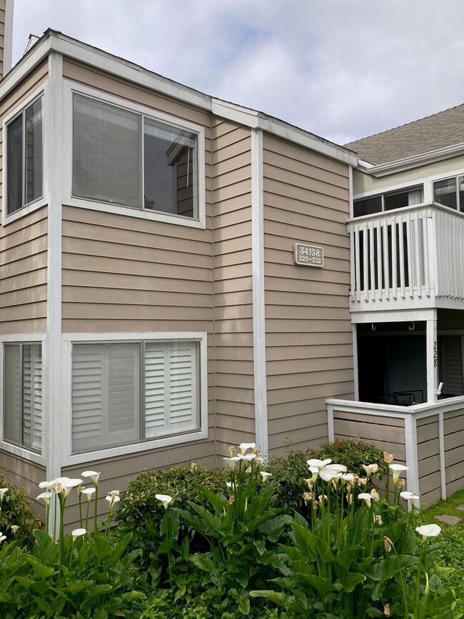 Building Photo - 2 Bedroom 2 Bathroom upper unit near Stran...