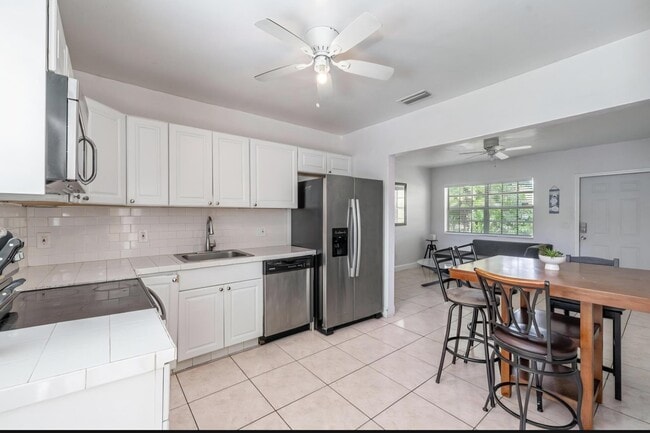 Building Photo - 3401 SW 48th Ave