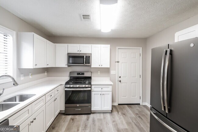 Building Photo - 620 Wayside Dr