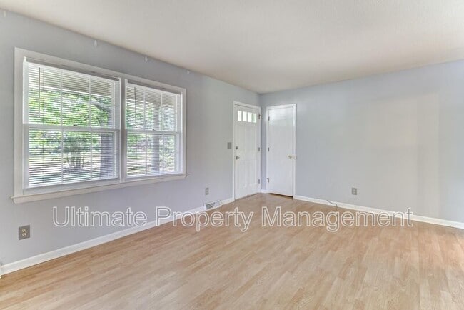 Foto del edificio - 5025 Pine Needles Dr