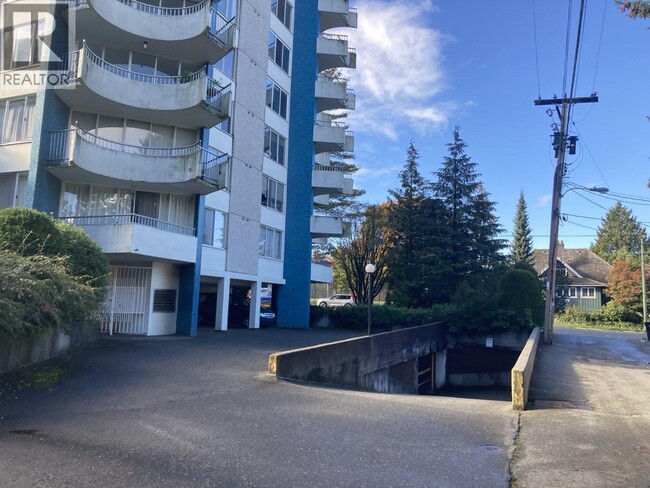 Building Photo - 4691 W 10th Ave