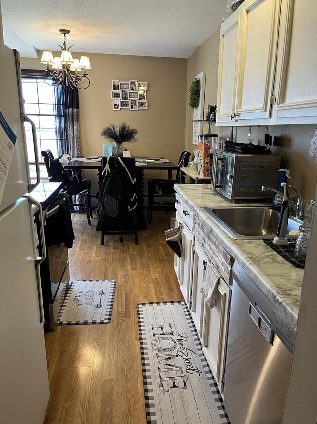 Foto del edificio - 805 Smetana Rd