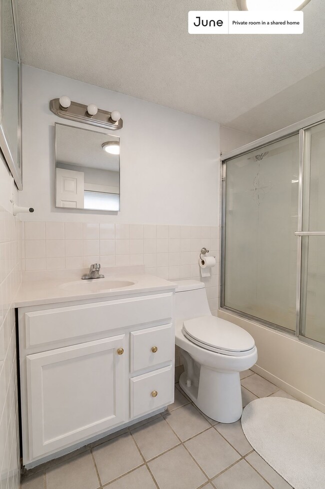 Building Photo - Room in Shared 5 bed/2 bath home