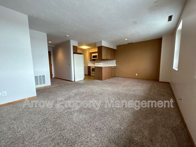 Building Photo - 208 E 5
