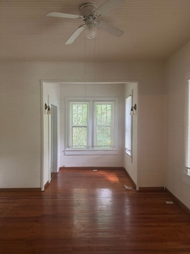 Building Photo - Spacious 3 bedroom