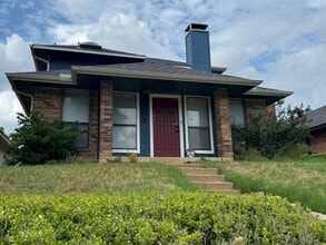 Building Photo - 703 Red Oak Dr