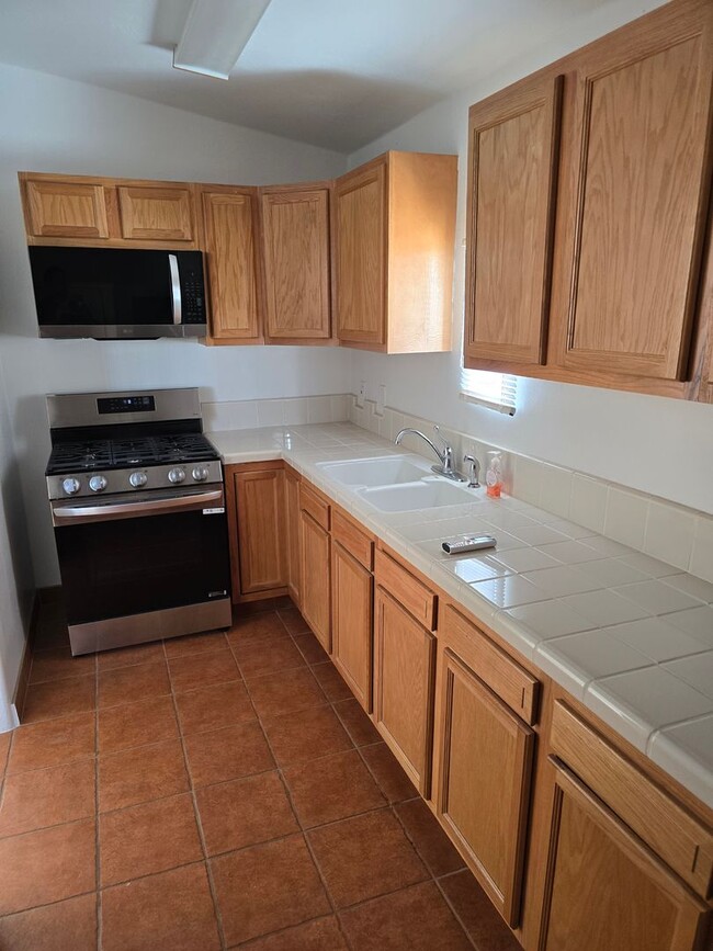 Foto del edificio - Beautifully Renovated 1 Bedroom Apt - All ...
