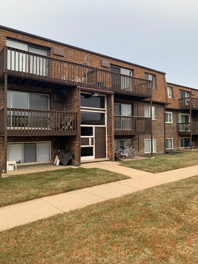 119 Boardwalk St Unit 2E, Elk Grove Village, IL 60007 Condo for Rent