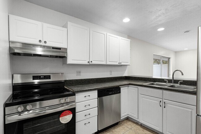 Foto del edificio - CONDOMINIUM FIRST FLOOR 2 BED 1 BATH, FULLY RENOVATED