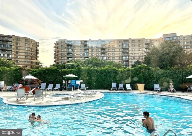 Foto del edificio - 8380 Greensboro Dr