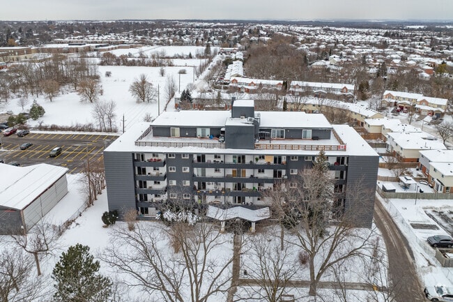 Building Photo - 252 King St E