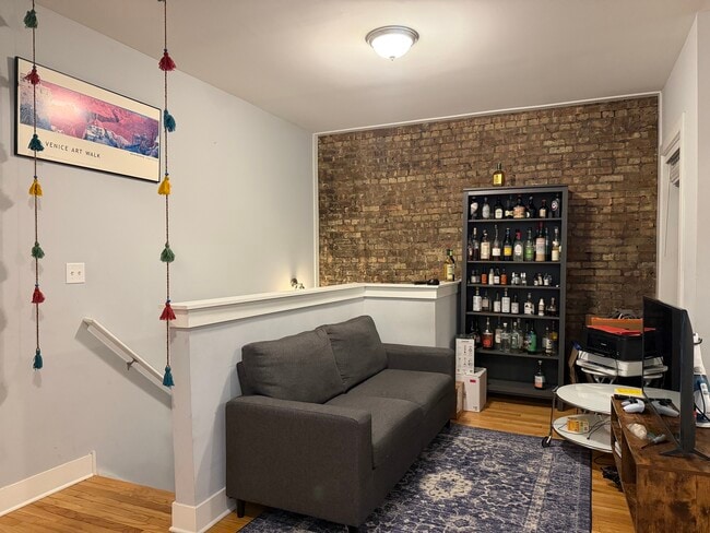 Building Photo - 935 E 54th Pl