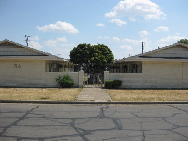 Building Photo - Courtyard Apartments