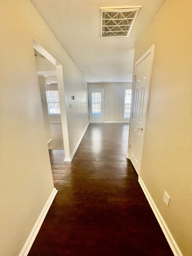 Foto del edificio - Must see this Adorable 3 bedroom 2 bath 2 garage home . Located in the Reedy Creek Plantation