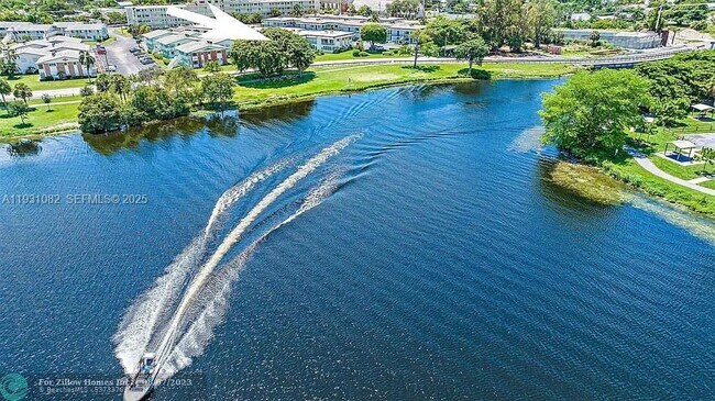 Foto del edificio - 2400 Lake Osborne Dr