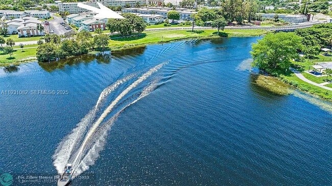 Building Photo - 2400 Lake Osborne Dr