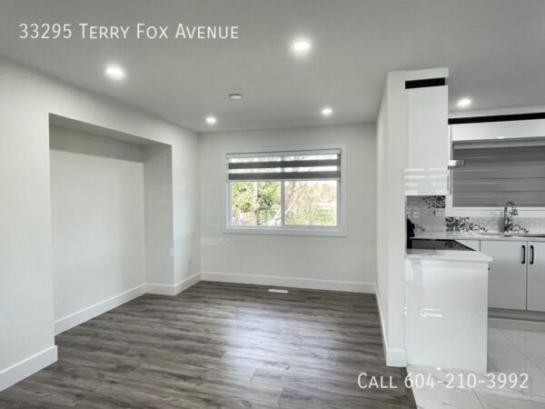 Building Photo - Gorgeous Renovated Home with 2 Kitchens!