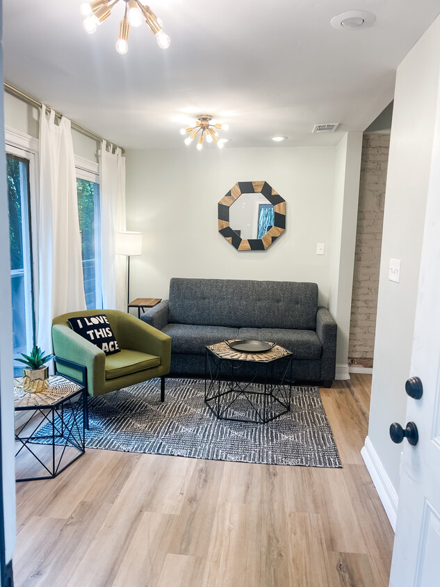 Foto principal - Furnished 2 bed 1 bath on 38th