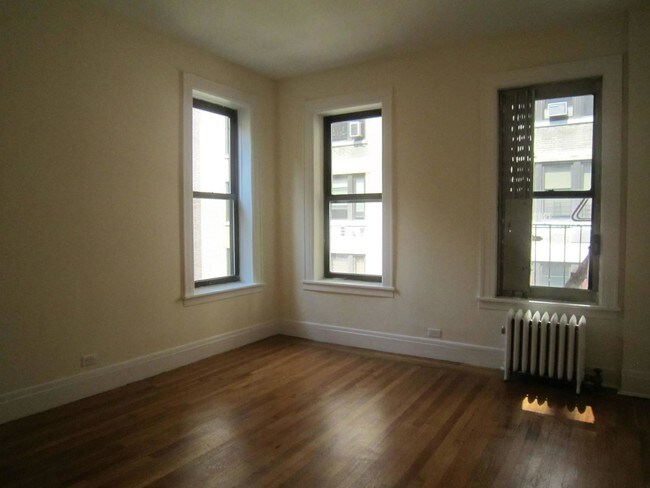 Building Photo - 325 W 71st St