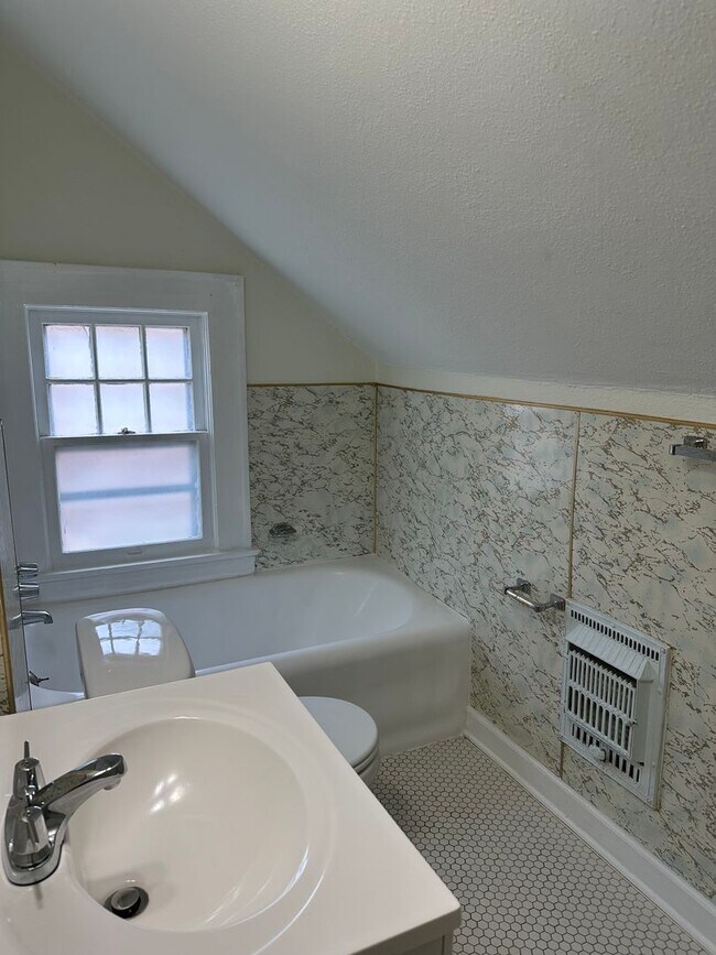 Building Photo - Three bedroom, three bath house in West End!