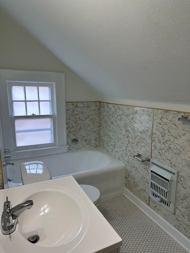 Foto del edificio - Three bedroom, three bath house in West End!