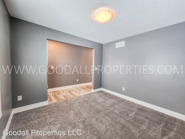Building Photo - 4 br, 3.5 bath House - 1306 Green Hills Dr