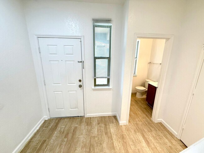 Building Photo - **APPLICATION RECEIVED** **MOVE IN SPECIAL** 2-Story 5 Bedroom / 3.5 Bath Home Near Randolph AFB!
