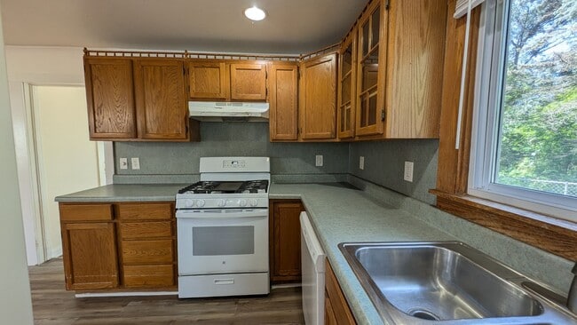Building Photo - 1-2 bedroom Lakeside home