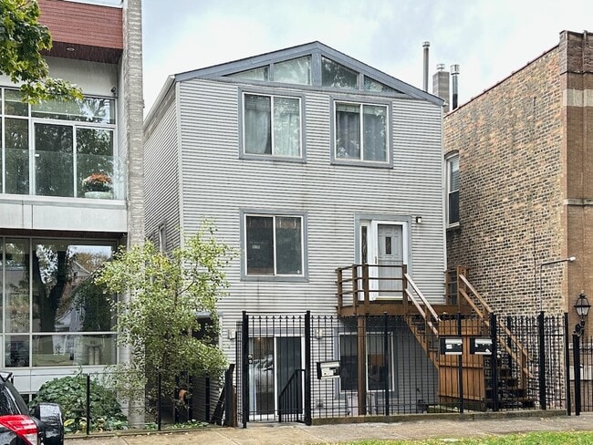 Building Photo - 1827 N Marshfield Ave