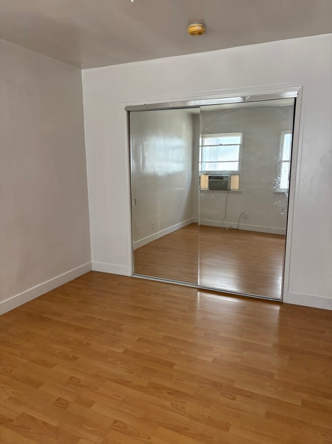 Building Photo - 927 1/2 S New Hampshire Ave