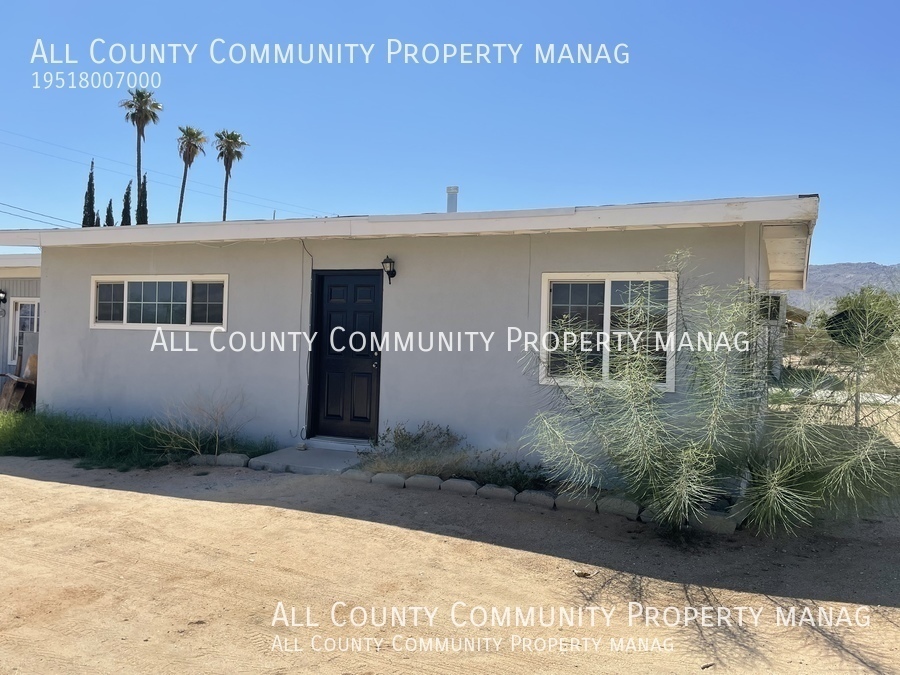 Foto principal - 2 Bed 1 Bath Apartment In Twentynine Palms!