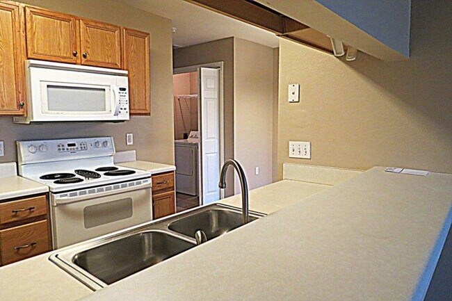 Building Photo - 2738 W Tharpe St