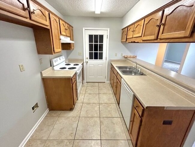 Building Photo - Now Leasing A 5 Bedroom 2 Bath Home In Memphis. Availalbe Now