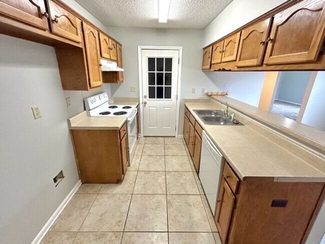 Foto del edificio - Now Leasing A 5 Bedroom 2 Bath Home In Memphis. Availalbe Now