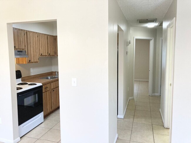 Building Photo - 2 Bedroom, 1 bath apartment for rent