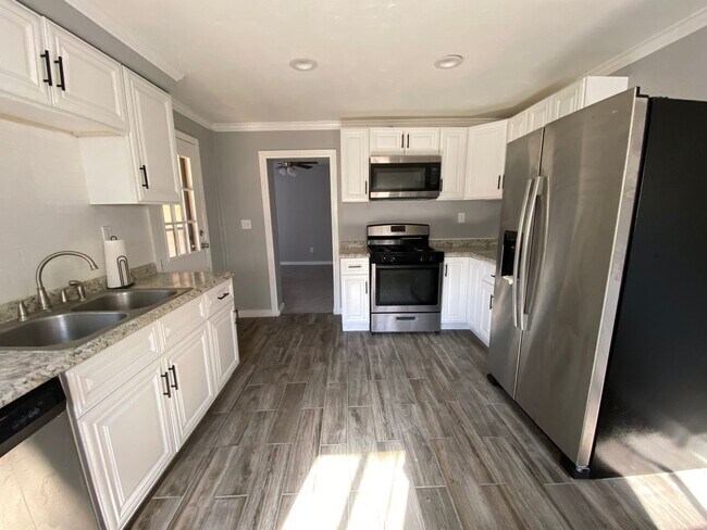Foto del edificio - RENOVATED 2 BEDROOM IN THE HEART OF BLOOMFIELD!