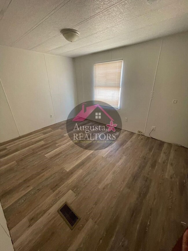 Building Photo - Spacious 3 bedroom home in Merkel!
