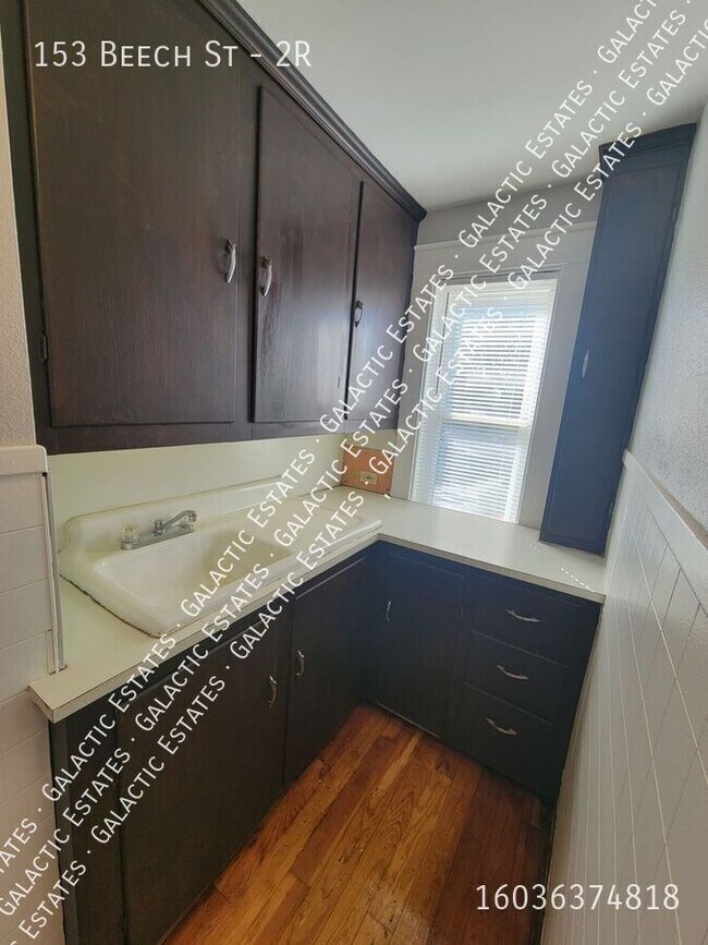 Building Photo - East Side 2nd floor 1 bedroom 1 bath apart...