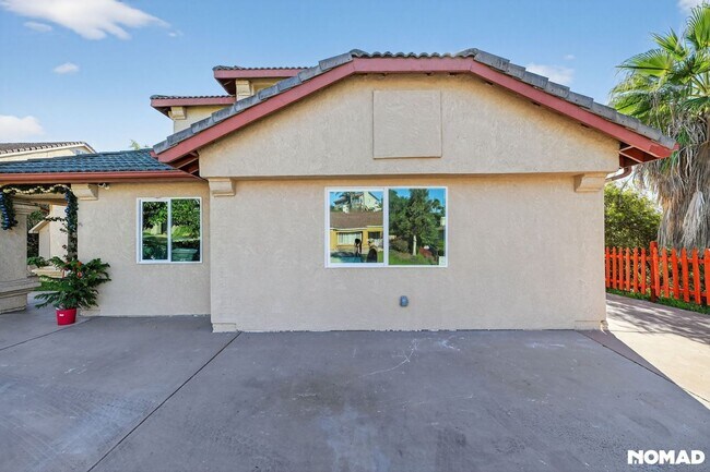 Foto del edificio - Bright & Modern 2-Bed Home with Ocean Glimpses in Prime Vista Location