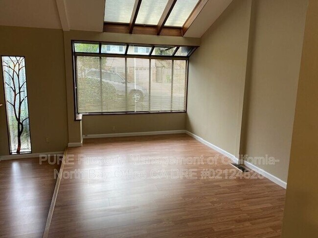 Building Photo - 530 Amber Way