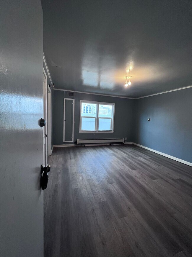 Building Photo - 4th Ave 609-SF