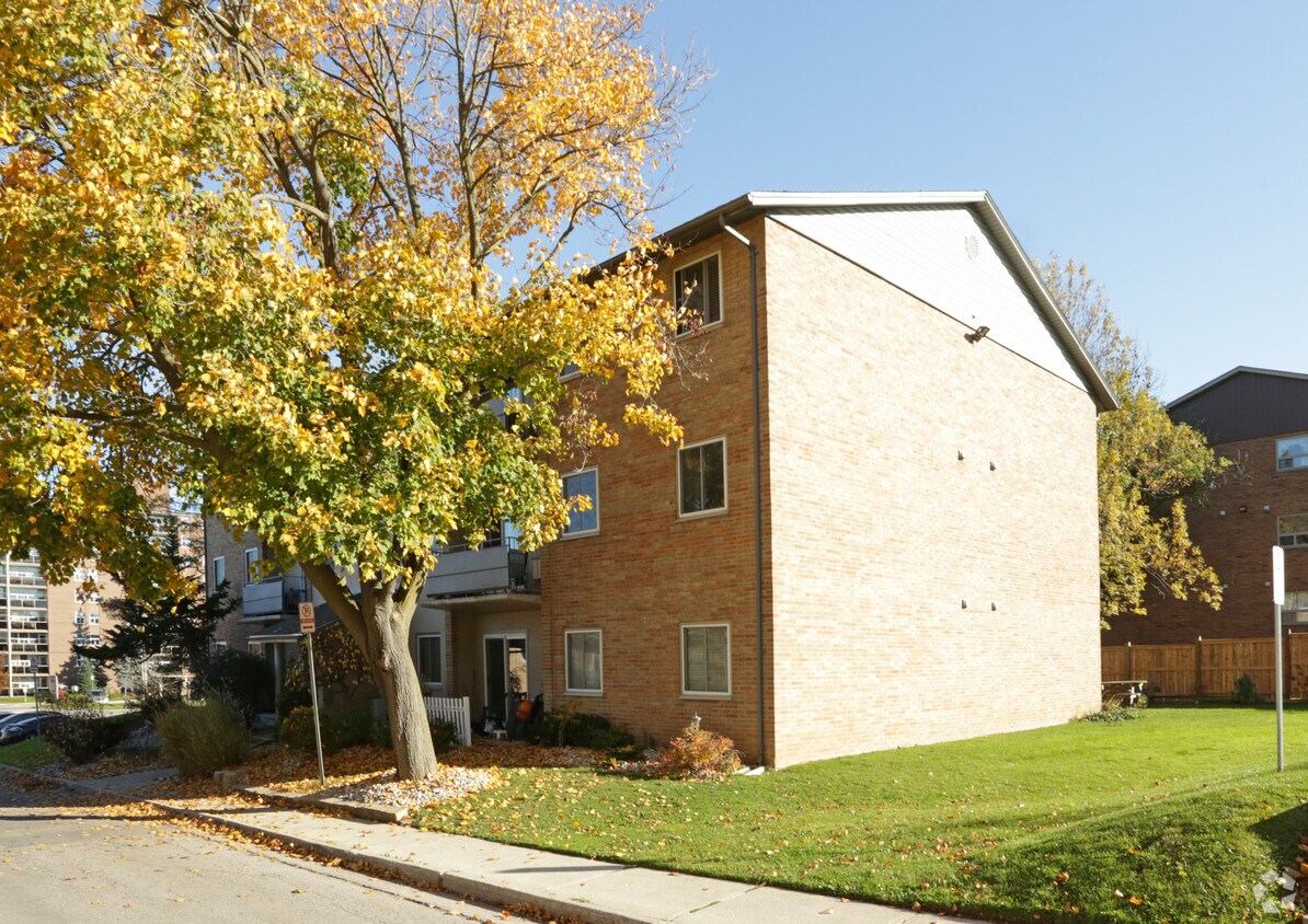 Building Photo - Park Place on Village Green