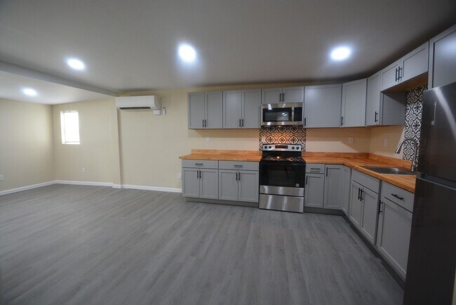 Foto del edificio - Updated and Charming 3 Bedroom 1.5 Bathroo...
