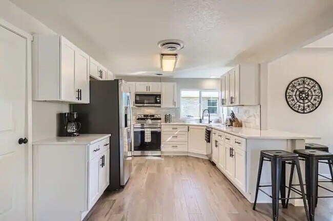 Foto del edificio - $0 DEPOSIT OPTION. STUNNING 3BED/2BATH DUPLEX IN BERKELEY NEIGHBORHOOD
